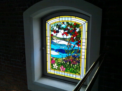 倉庫内の窓は綺麗なステンドグラスがはまる