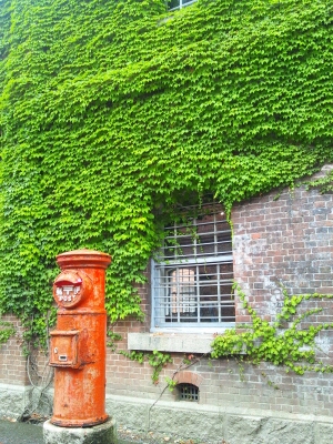 赤煉瓦倉庫３号棟前にある、昭和感いっぱいの赤ポスト