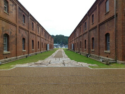 赤れんが倉庫の３号棟と４号棟の間から撮った風景