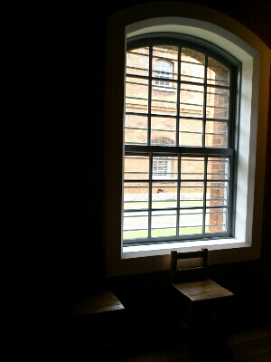 レトロ感のある赤れんがの窓