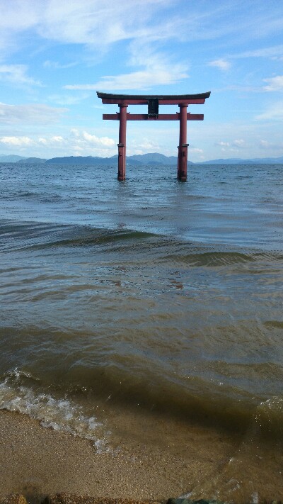 白鬚神社の鳥居を間近で見る