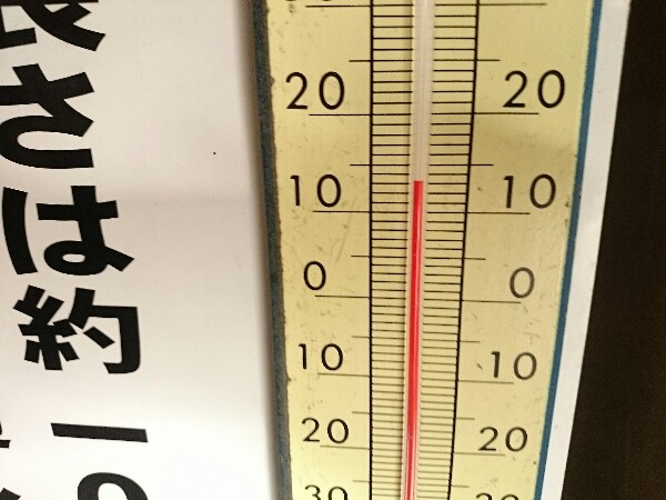 生野銀山の坑内に置かれる温度計