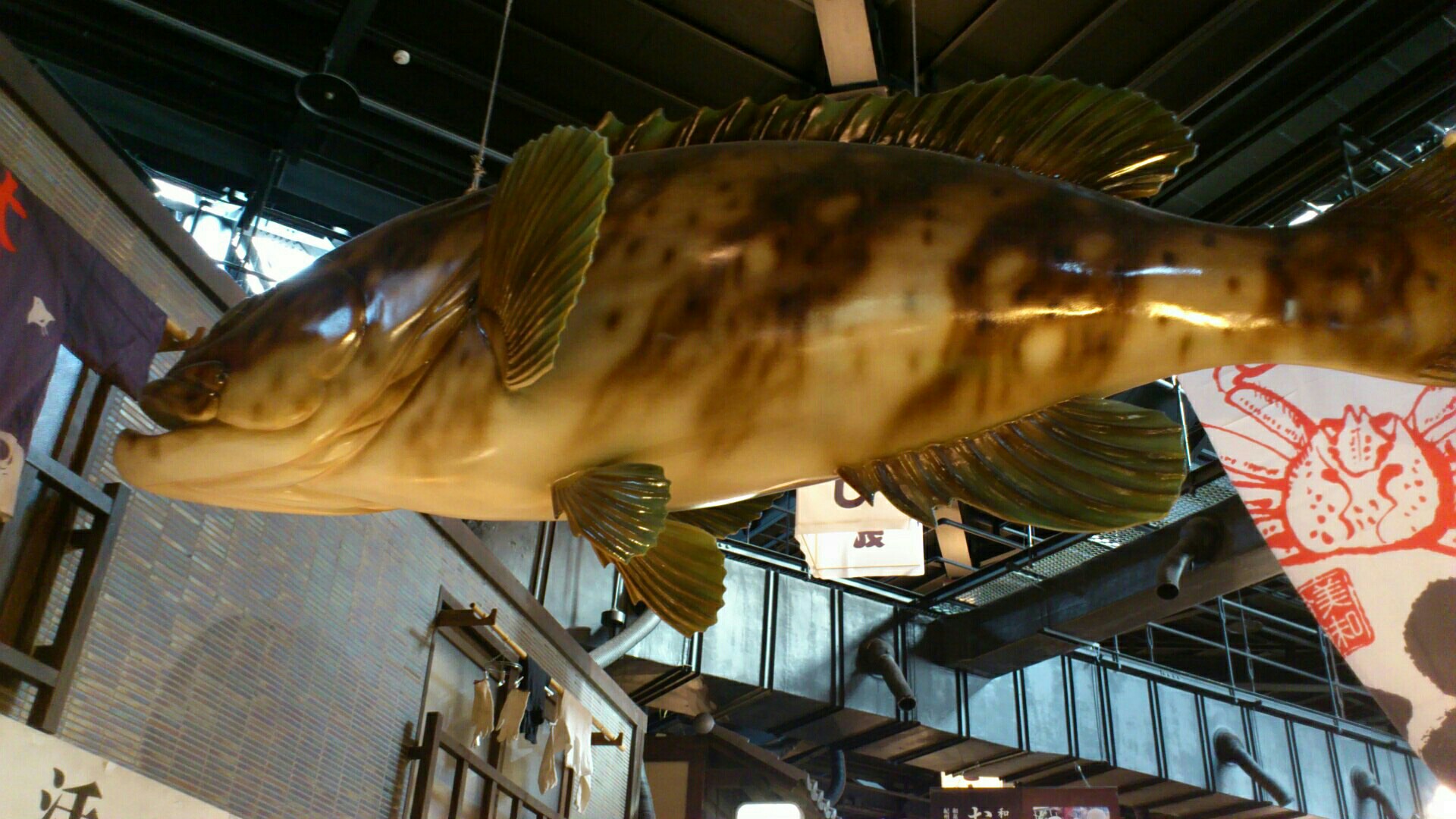 黒潮市場で飾られる巨大な魚のオブジェ