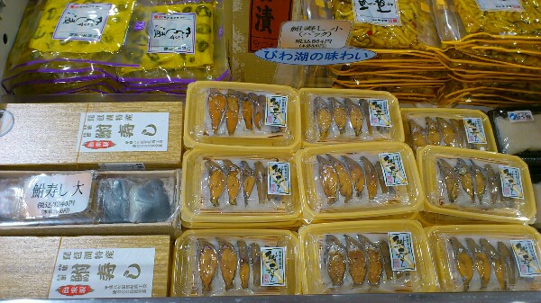 大津サービスエリアには滋賀県名物の鮒ずしも売っている