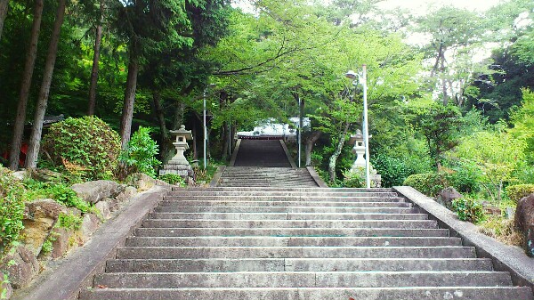 太郎坊宮の長い階段
