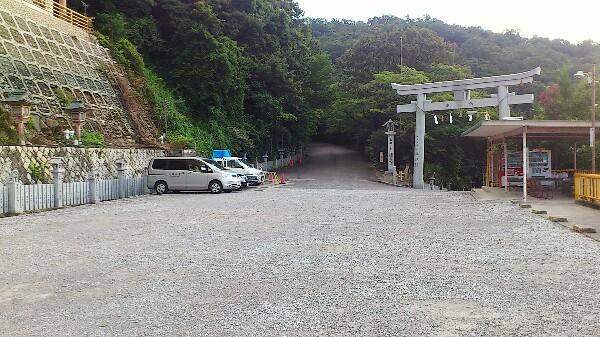 太郎坊宮の近くにある山上駐車場