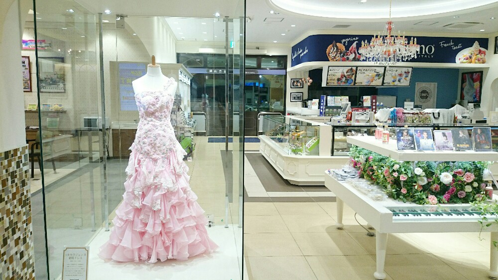 宝塚北サービスエリアでは元タカラジェンヌが着用した衣装が飾られでいる