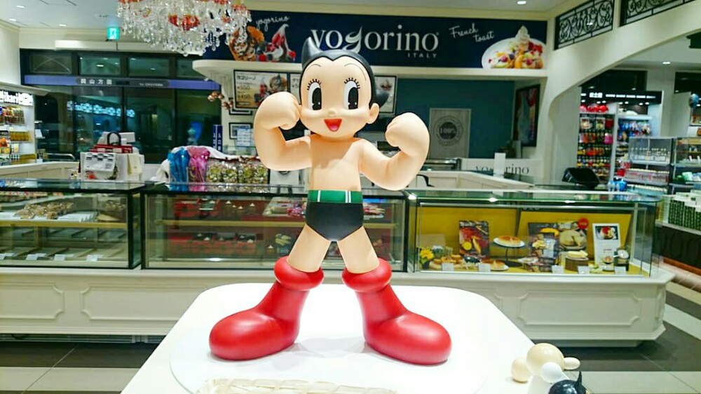 手塚治虫の作品鉄腕アトムのフィギュアなども展示されている