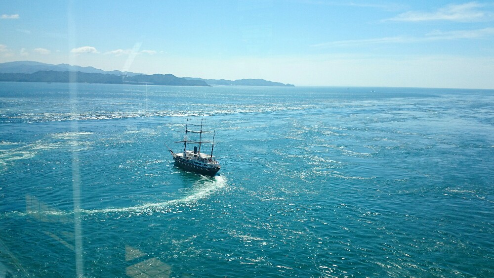 渦潮の近くを通る遊覧船