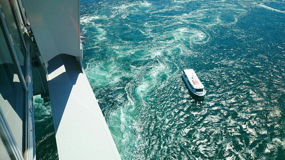 大鳴門橋の下を周遊する遊覧船