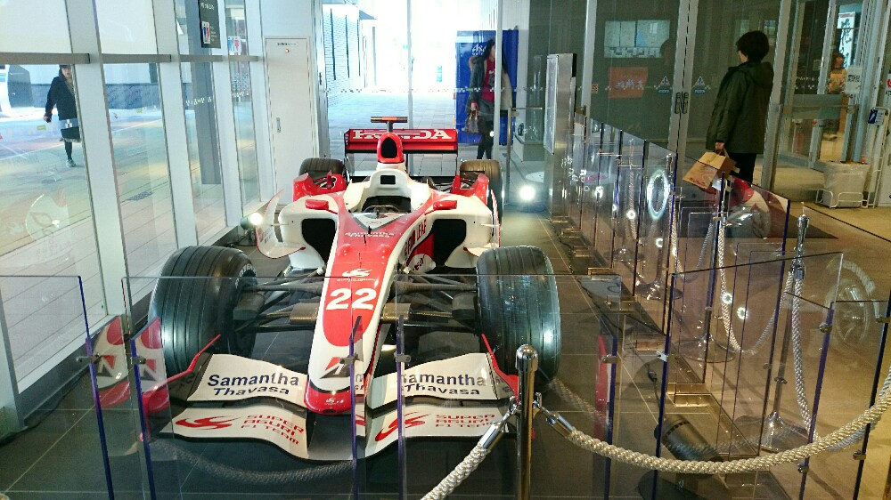 鈴鹿パーキングエリアに置かれる本物のF1カー