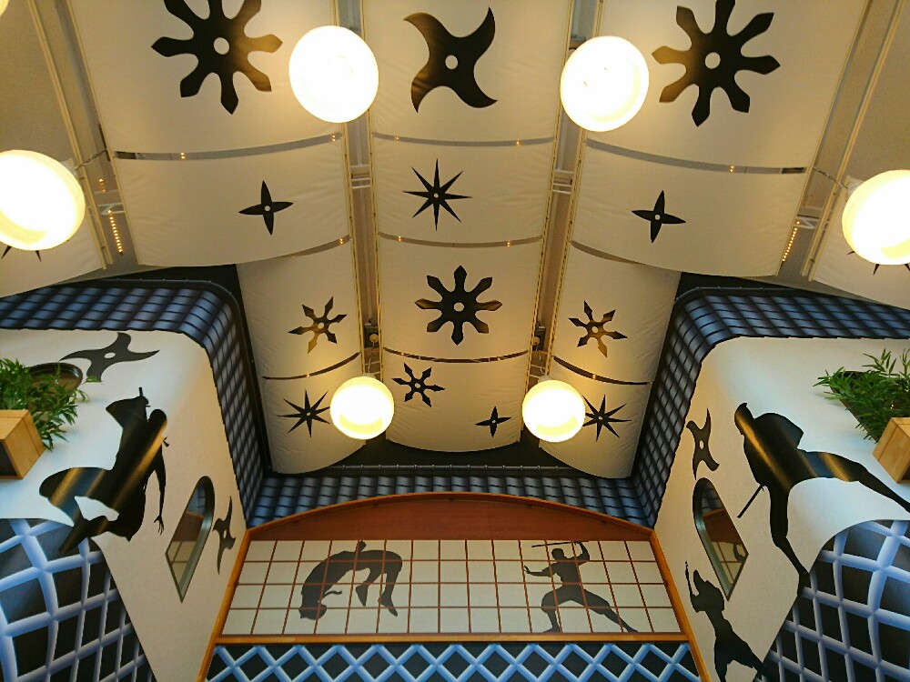 忍者の絵が壁や天井に描かれている