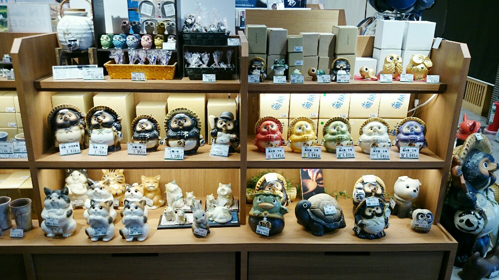 土山サービスエリアで売られる狸の置物(信楽焼)