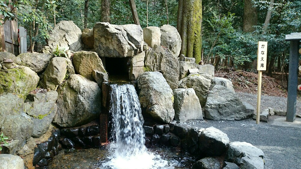 椿大神社内にあるかなえの滝
