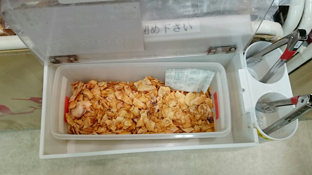 せんべいの里では試食もできる