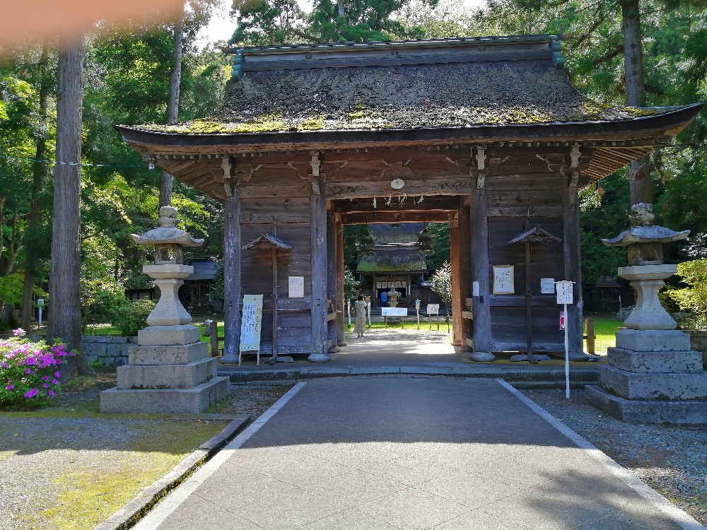 歴史を感じる若狭姫神社の随神門