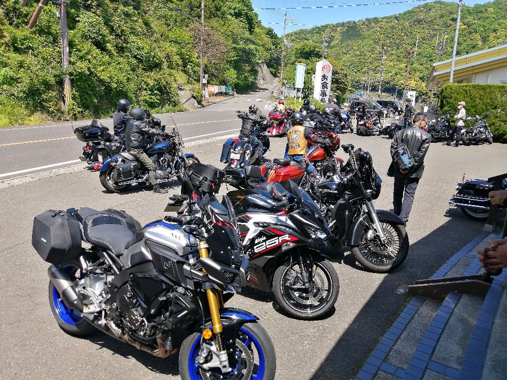 ドライブインよしだの店前には沢山のバイクが止まっている