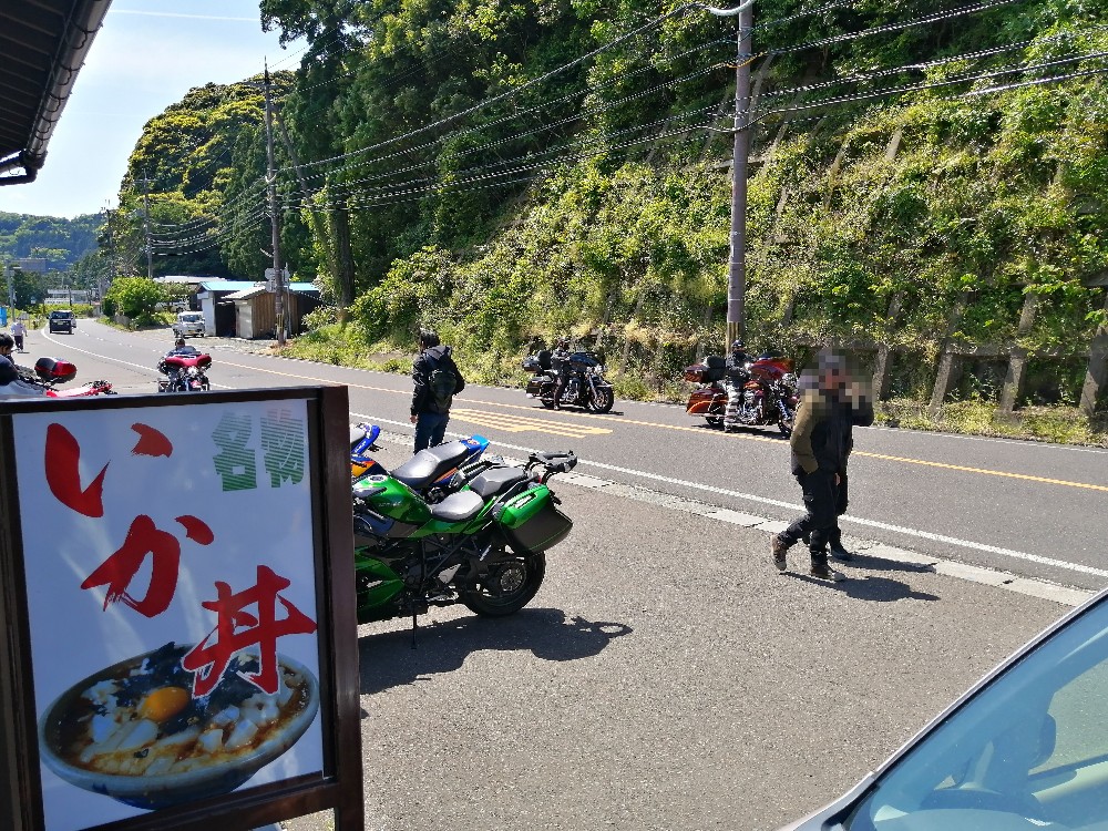 ドライブインよしだに次から次へとやって来るバイカー