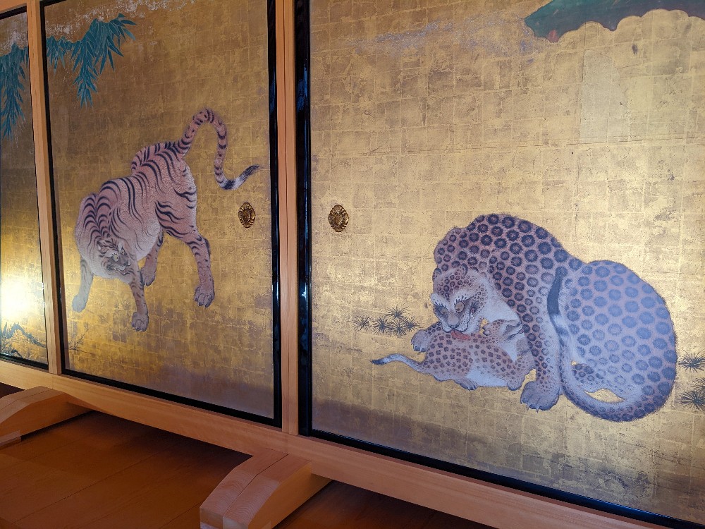 豹が描かれた金屏風