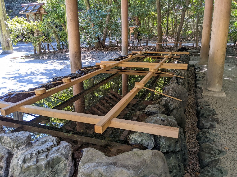 熱田神宮の大きな手水舎