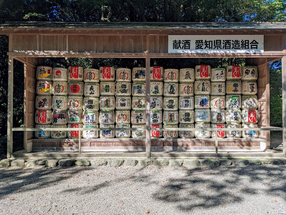 熱田神宮に奉納された沢山の酒樽