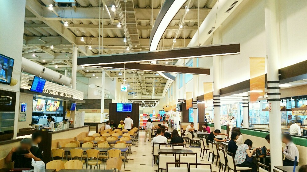 淡路サービスエリアないのフードコートは広々