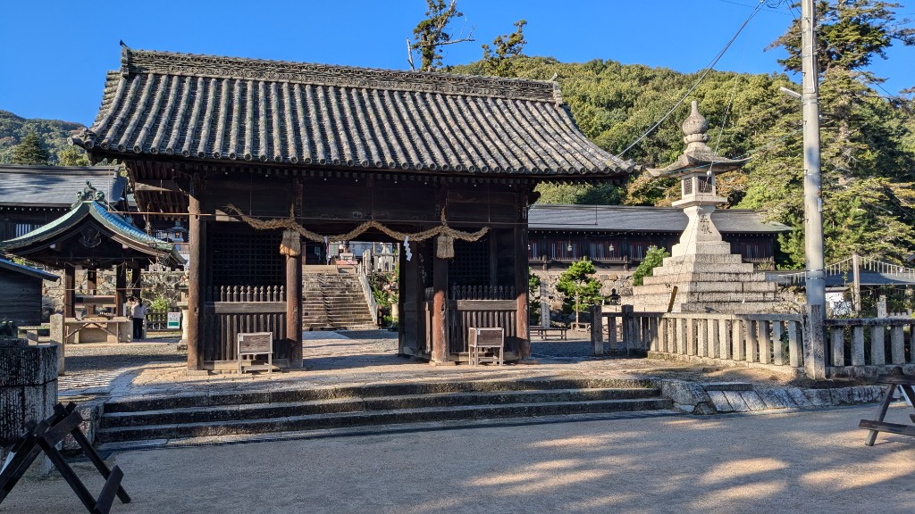 吉備津彦神社の随神門（中門）