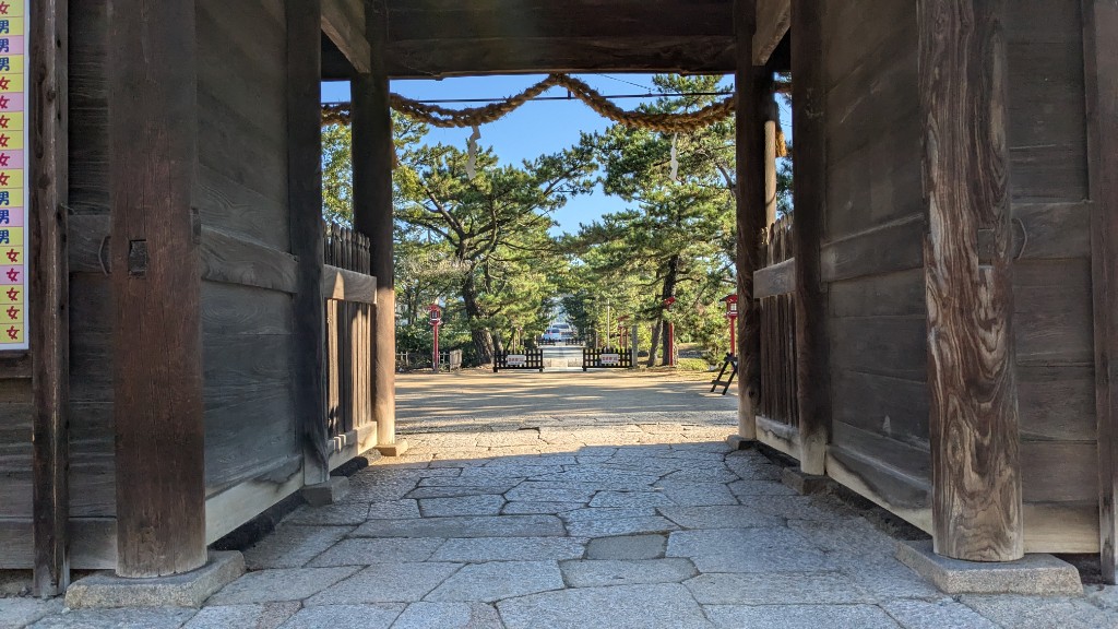 拝殿を背にして随神門の中を望む。